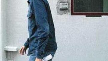 <B>SE HIZO PÚBLICO. </B>Javier Ferrero, abogado de Baljic acudió con el jugador para saber la resolución del expediente que le abrió el Rayo.