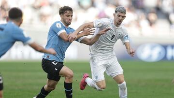 AMDEP3681. LA PLATA (ARGENTINA), 08/06/2023.- Juan Sebastián Boselli (i) de Uruguay disputa el balón con Dor Turgeman de Israel hoy, en un partido de las semifinales de la Copa Mundial de Fútbol sub-20 entre Uruguay e Israel en el estadio Diego Armando Maradona en La Plata (Argentina). EFE/ Juan Ignacio Roncoroni
