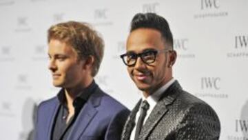 Lewis Hamilton junto a Nico Rosberg en un acto publicitario en Suiza.