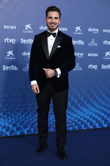 El escritor Javier Castillo posa en la alfombra azul.