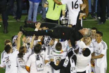 El Real Madrid campeón de la Copa del Rey. Ancelotti es manteado por lo jugadores.