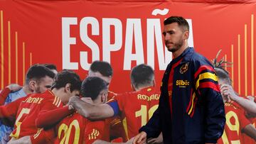 DONAUESCHINGEN, 22/06/2024.- El defensa de la selección masculina de fútbol Aymeric Laporte a su llegada a una rueda de prensa en las instalaciones de Der Oschberghof en la localidad alemana de Donaueschingen donde se concentra el equipo durante la Eurocopa 2024. EFE/ J.J. Guillén