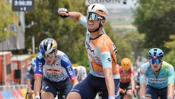 NSN Cycling Team's British rider Ethan Vernon (C) crosses the finish line to win stage four of the Tour Down Under UCI men's cycling race in Adelaide on January 24, 2026. (Photo by Brenton Edwards / AFP) / --IMAGE RESTRICTED TO EDITORIAL USE - STRICTLY NO COMMERCIAL USE--