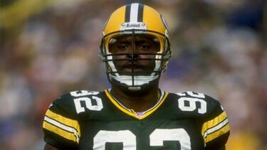 Can NFL teams sign free agents anytime?