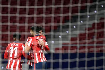 1-1. Joao Félix celebró el primer gol con Lui Suárez.