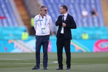 Tassotti (asistente) y Shevchenko (seleccionador), en la previa del último partido de Ucrania