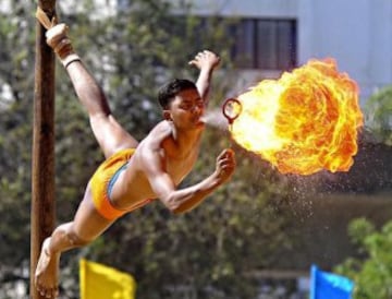 Mallakhamba es un deporte tradicional indio en el que el gimnasta realiza ejercicios, acrobacias, equilibrios... y todo sin bajarse de un poste de madera. 