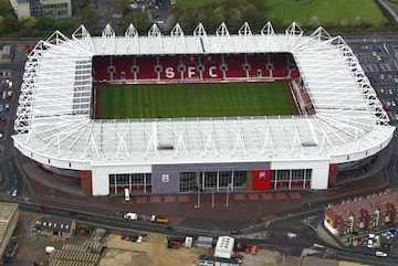 El St Mary's Stadium es un recinto deportivo ubicado en la ciudad de Southampton, al sur de Inglaterra. Se inauguró el 1 de agosto de 2001, es propiedad del Southampton Football Club y su capacidad es de 32.689 espectadores. El estadio fue nombrado estadio élite (actualmente denominada categoría 4) por la UEFA.