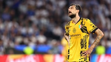Munich (Germany), 31/05/2025.- Francesco Acerbi of Inter dejected during the UEFA Champions League final between Paris Saint-Germain and Internazionale Milano, in Munich, Germany, 31 May 2025. (Liga de Campeones, Alemania) EFE/EPA/ANNA SZILAGYI