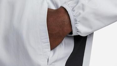 Abrgate con esta chaqueta de entrenamiento de Nike, ideal para hacer deporte