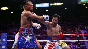 Manny Pacquiao golpea a Keith Thurman durante su combate por el Mundial WBA del peso welter.