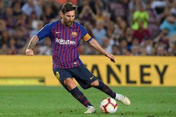 Leo Messi anota el gol 1-0 en un lanzamiento de falta, un gol que se convierte en el gol 6000 del Barcelona 