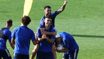  Agus Medina se sube encima de Alex Pascanu durante el entrenamiento de la SD Ponferradina en el campo anexo de El Toralin en Ponferrada foto Luis de la Mata