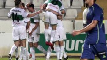 <b>PIÑA. </b>Los jugadores del Elche abrazan a Edu Albacar, tras conseguir el gol de la victoria, ayer, ante el Alcorcón en el Martínez Valero.