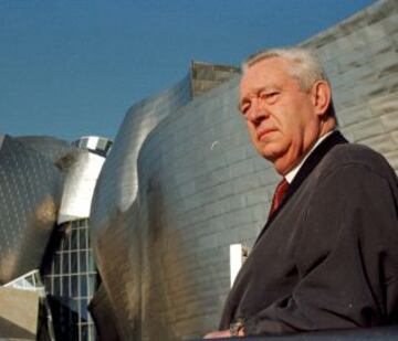 06/10/1999. Maguregui posa en el Museo Guggenheim de Bilbao para AS.