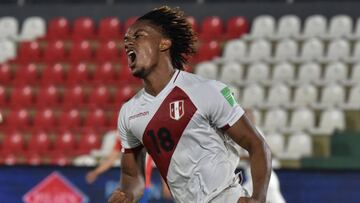 Peru&#039;s Andre Carrillo celebrates after scoring against Paraguay during their 2022 FIFA World Cup South American qualifier football match at the Defensores del Chaco Stadium in Asuncion on October 8, 2020, amid the COVID-19 novel coronavirus pandemic. (Photo by Norberto DUARTE / AFP)