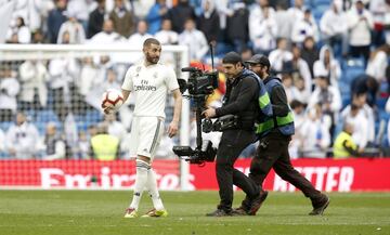 El jugador del Real Madrid Benzema se lleva el balón de su hat-trick tras finalizar el encuentro. 