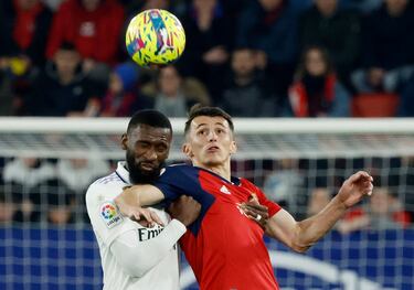 Antonio Rüdiger disputa un balón dividido con Ante Budimir.