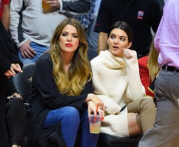 Khloe Kardashian, celebridad y presentadora de radio estadounidense (I) junto a su hermana Kendall Jenner (D), modelo y animadora estadounidense.