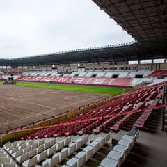 El cambio de césped de Las Gaunas arranca "frenético"