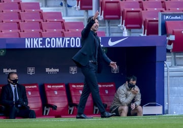 Simeone dando instrucciones en la banda. 