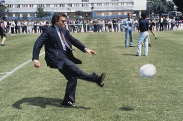 Bernard Tapie (empresario) 
El empresario Bernard Tapie estuvo muy vinculado al deporte. Al ciclismo, como creador de la escuadra La Vie Claire. Al fútbol, como presidente del Olympique de Marsella. Tapie fundó el equipo ciclista en 1984 con el fichaje es