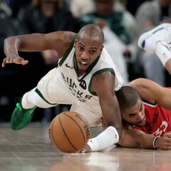 Fin de una era en Milwaukee: adiós Middleton, hola Kuzma