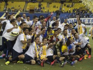 Los jugadores del Club América celebran con el trofeo después de derrotar al Montreal Impact en el partido de vuelta de la CONCACAF Champions League por 4-2.