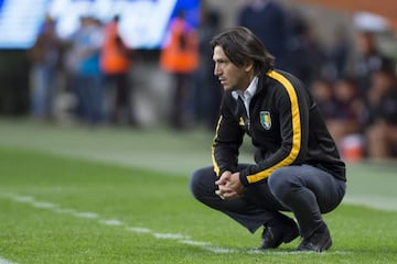 Bruno Marioni como entrenador de Venados de Mérida en un partido de Copa MX ante las Chivas en el Estadio Akron.