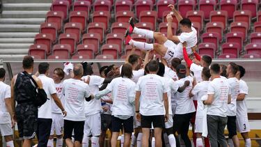 La plantilla del Stuttgart celebra el ascenso