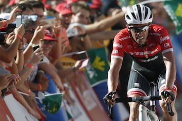 El ciclista español del equipoTrek, Alberto Contador, a su llegada a la meta.