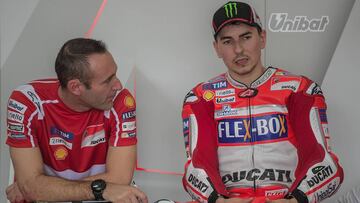 Jorge Lorenzo con Cristian Gabarrini, su jefe de mec&aacute;nicos en Ducati.