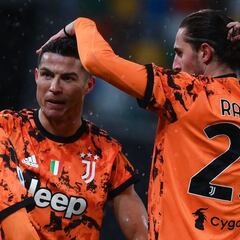 Trezeguet carga contra los jugadores de la Juve