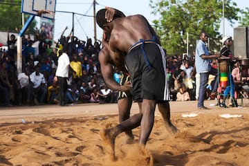 Fotografías de la lucha tradicional de Mali durante el festival de Bamako en las orillas del río Níger.