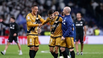 Óscar Trejo, Óscar Valentín e Isi Palazón celebran el empate en el Bernabéu.