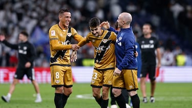 Óscar Trejo, Óscar Valentín e Isi Palazón celebran el empate en el Bernabéu.