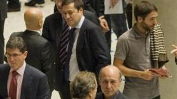 <b>SIN SALUDO PÚBLICO. </b>Macua mira a Urrutia durante la Asamblea.