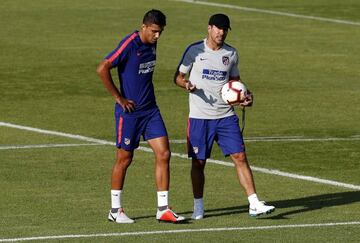 Rodri y Simeone dialogan en un entrenamiento.