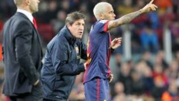 Roura da indicaciones a Alves delante de Paco Jémez.