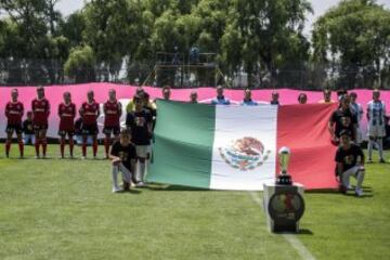 Action photo during the match Pachuca vs Tijuana Womens, Corresponding Final of Tournament 2016-2017 of the League BBVA Bancomer MX.
Foto de accion durante el partido Pachuca vs Tijuana Femenil, Correspondiente a la Final del Torneo 2016-2017 de la Liga BBVA Bancomer MX, en la foto: Detalle Trofeo Futbol Femenil
22/04/2017/MEXSPORT/Victor Leon
