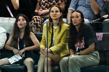 La actriz Natalie Portman observa desde su asiento la final por equipos de gimnasia artística.
