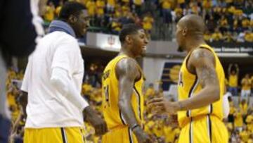 Paul George (24), Roy Hibbert (55) y David West (21) celebran el paso a semifinales.