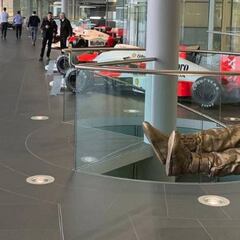 McLaren rinde homenaje a Senna con una escultura en Woking