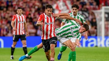 BILBAO, 03/11/2024.- El jugador del Athletic Club Prados (izda) pelea por el control del balón con el jugador del Real Betis, Altimira, durante el partido correspondiente a la jornada 12 de Laliga EA Sports que disputan hoy domingo en el estadio de San Mamés, en Bilbao. EFE/Javier Zorrilla