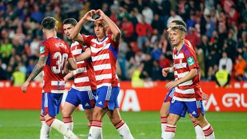 Uzuni celebra el primer gol.