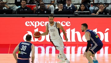 Stephen Curry, defendido por Marko Guduric, de Serbia.