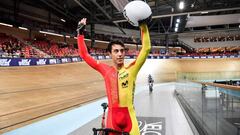 Albert Torres celebra su victoria en el Omnium en los Campeonatos de Europa de Ciclismo en Pista.