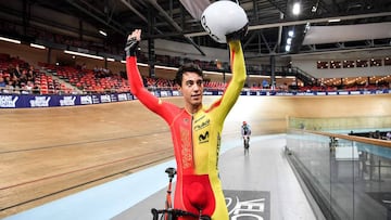 Albert Torres celebra su victoria en el Omnium en los Campeonatos de Europa de Ciclismo en Pista.