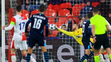 PRAGUE (Czech Republic), 25/11/2025.- Slavia's goalkeeper Jindrich Stanek (C) in action during the UEFA Champions League league phase match between Slavia Praha and Athletic Cub in Prague, Czech Republic, 25 November 2025. (Liga de Campeones, República Checa, Praga) EFE/EPA/MARTIN DIVISEK