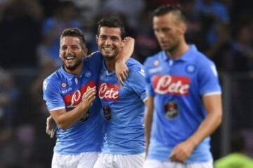 Dzemaili celebra su gol con Dries Mertens.